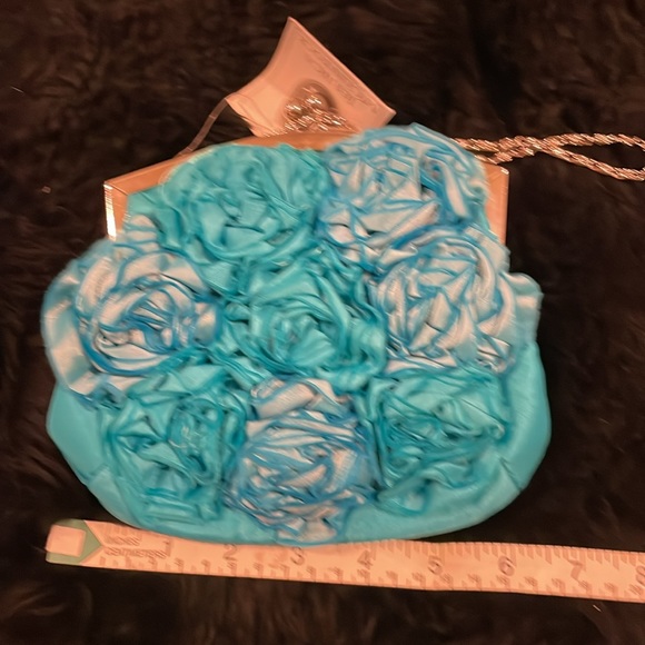 Silky bag with kiss lock closure, chain to wear on shoulder or clutch option. - Picture 6 of 8